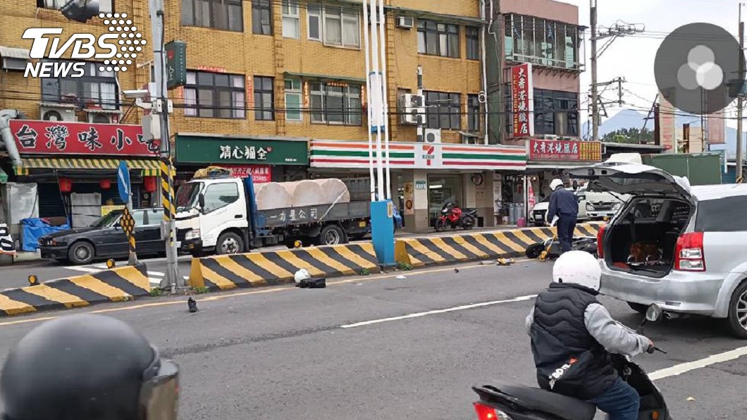 王員準備在淡金路四路迴轉,怎料下秒竟發生車禍。(圖/TVBS)
