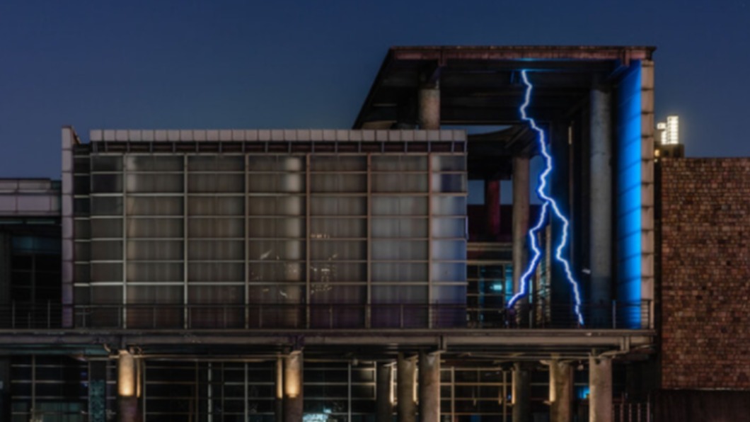 作品「高壓電 High Voltage」。(圖/翻攝自國立臺灣美術館官網)