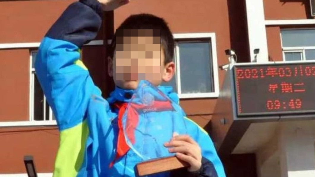 拾獲鉅額的男童被表揚拾金不昧。(圖/翻攝自《網易新聞》)