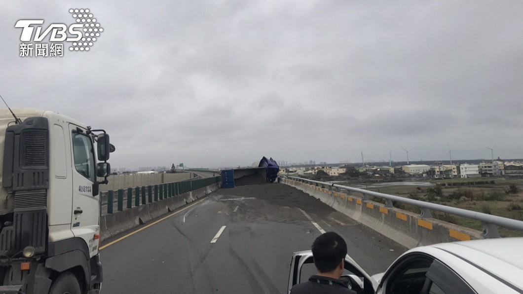 黑色砂石傾瀉於車道上。(圖/TVBS)