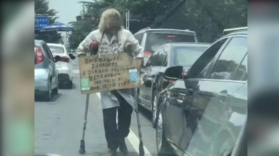 白髮老翁在路上行乞的模樣讓人看了相當心疼。(圖/翻攝自網易新聞)