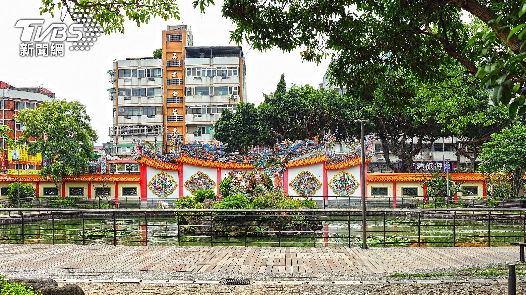 許多廟前會建半月池。(示意圖/shutterstock達志影像)