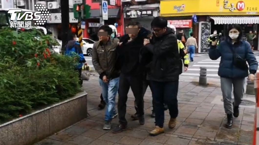 陳男被上銬逮捕。(圖/TVBS)