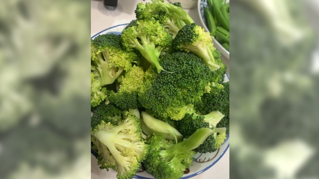 人妻分享,花椰菜去皮後連小孩也愛吃。(圖/翻攝自爆廢公社二館)