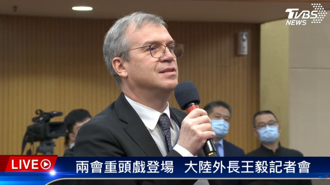 王毅在記者會上接受外媒提問。(圖/TVBS)