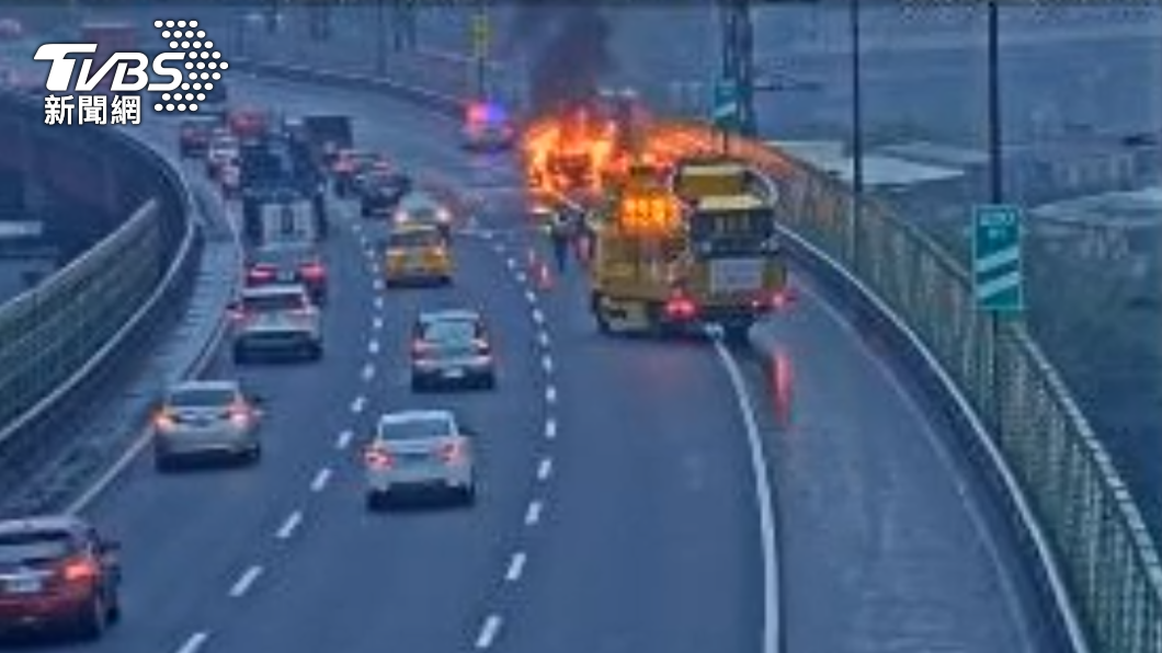 國3南下近新店火燒車！休旅車竄火停路肩慘燒全毀