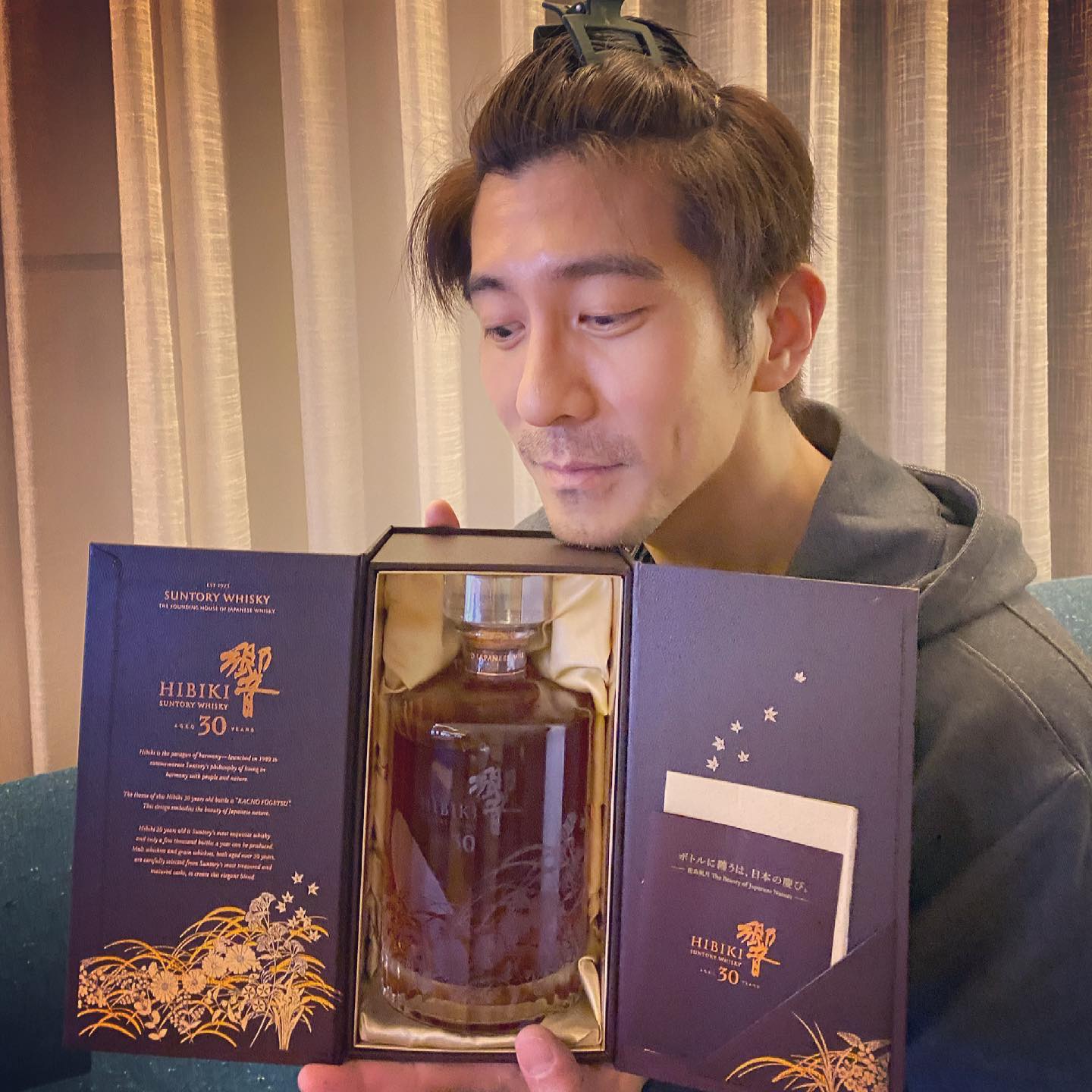 賈靜雯送威士忌給修杰楷當禮物,卻表示暫時不能喝。(圖/翻攝自賈靜雯臉書)