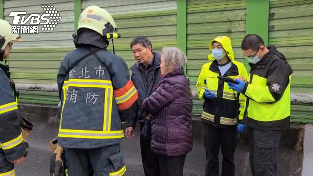 轎車駕駛和妻子。(圖/TVBS)