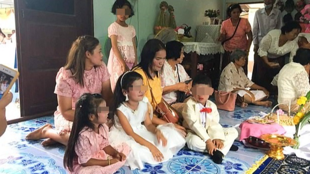 不少親友共襄盛舉小小龍鳳胎的婚禮。（圖／翻攝自《每日郵報》）