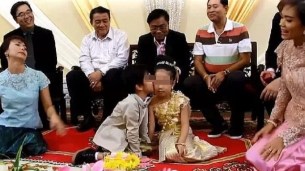 先前泰國也有另一對6歲龍鳳胎結婚。（圖／翻攝自《每日郵報》）