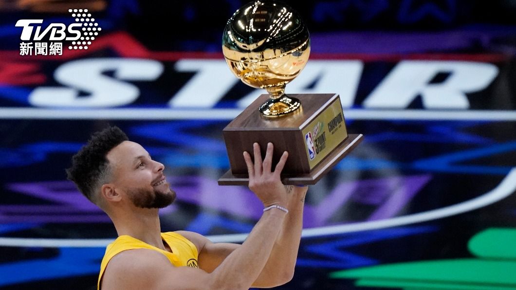柯瑞決殺黑馬康利 奪NBA明星賽三分球大賽冠軍