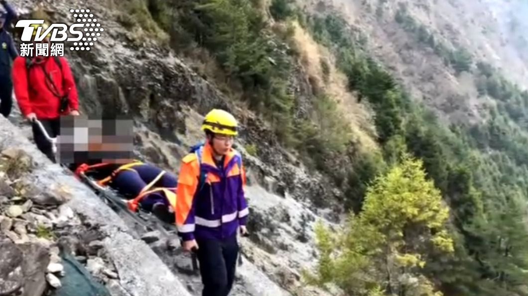 火速救援!玉山落石砸傷女 警消推「特製獨輪車」運下山