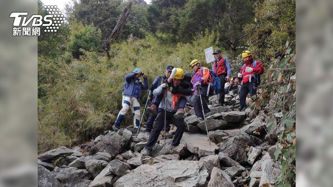 救援的路途都是險峻山路。(圖/TVBS)