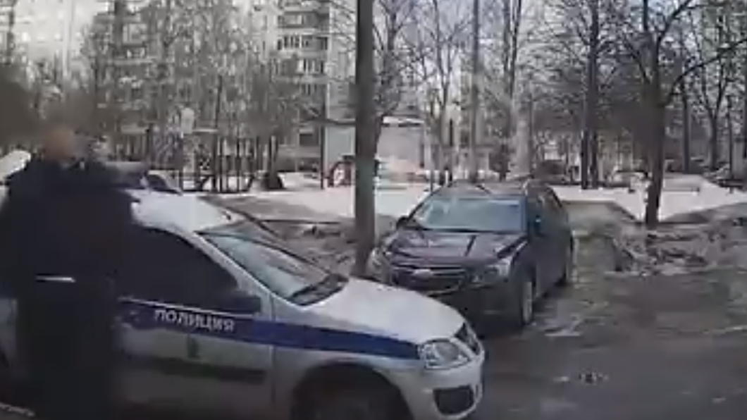 警方登門調查。(圖/翻攝自Life Shot)
