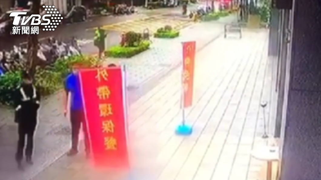 警方到場將人驅逐。(圖/TVBS)