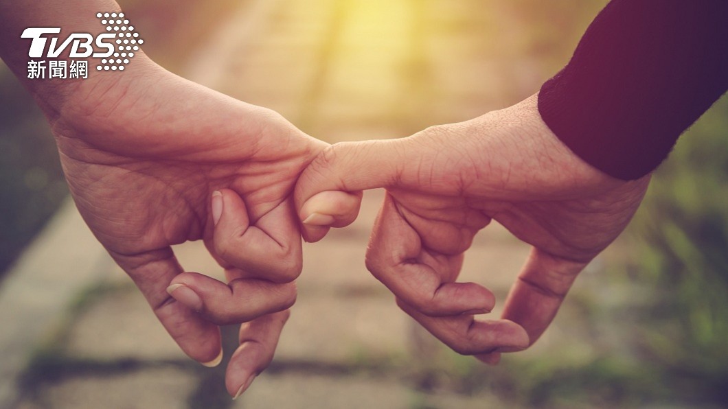 妹妹發現自己喜歡的男生竟變成姊姊的男友。(示意圖/shutterstock 達志影像)