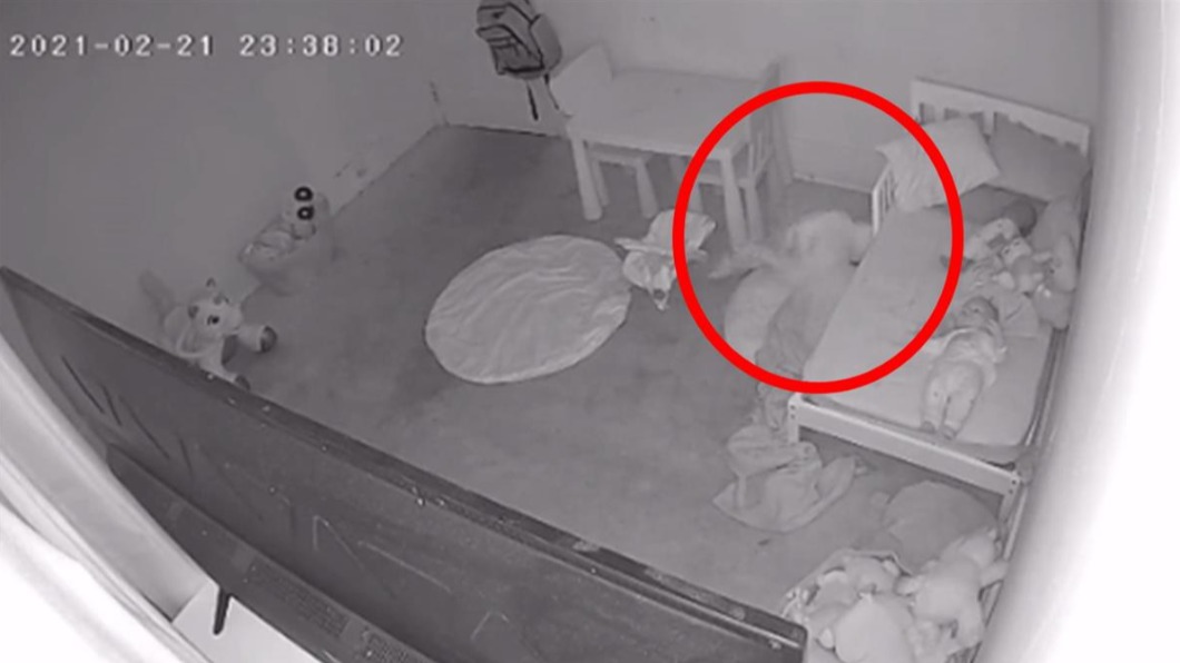 睡一半突被拖床底 國外女童尖叫痛哭靈異畫面曝