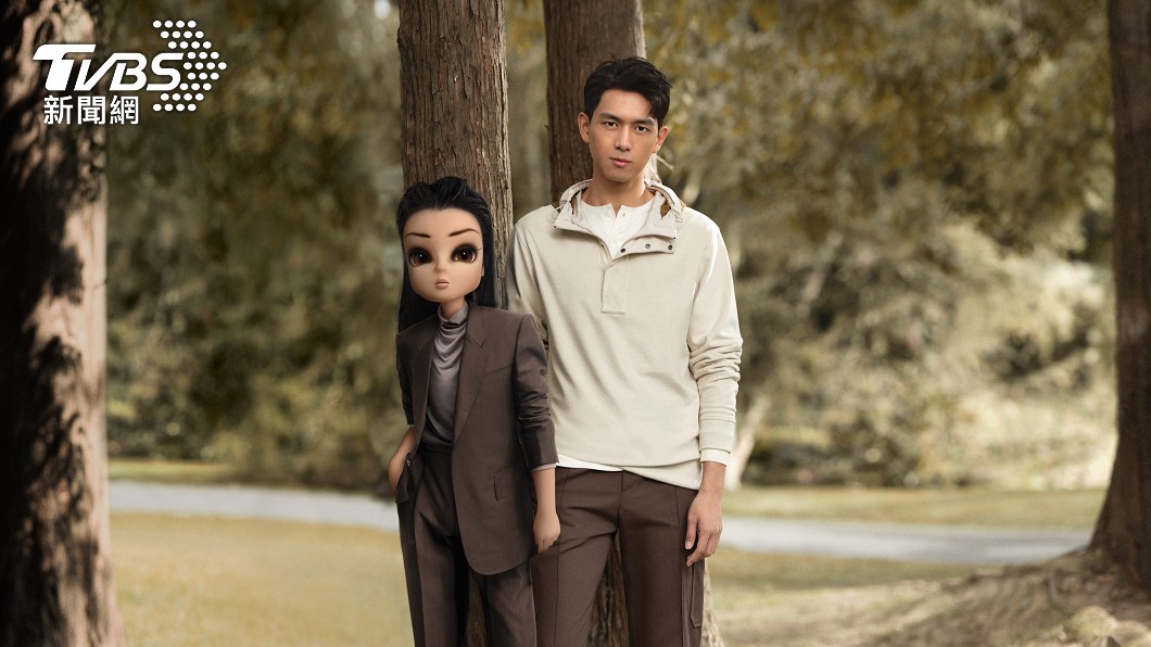 李現和 Noonoouri 對談。(圖/Ermenegildo Zegna)