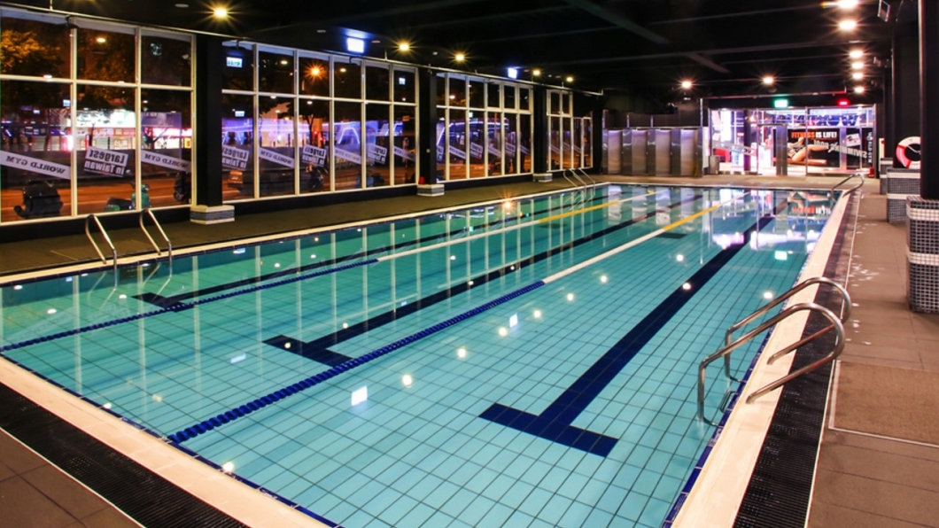 World Gym宣布部分分店洗澡時間限時在3分鐘內。(圖/翻攝自World Gym官網)
