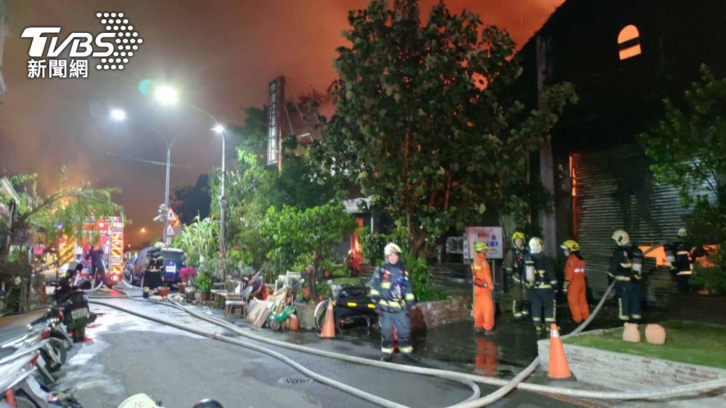 高雄駁二特區烈焰濃煙沖天 消防人員凌晨急撲滅