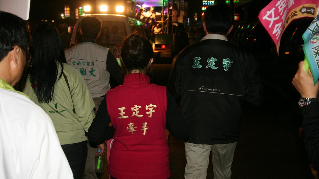 王定宇妻子堪稱是他當年的最佳助選員,如今卻爆出與顏若芳同居。(圖/翻攝自王定宇臉書)