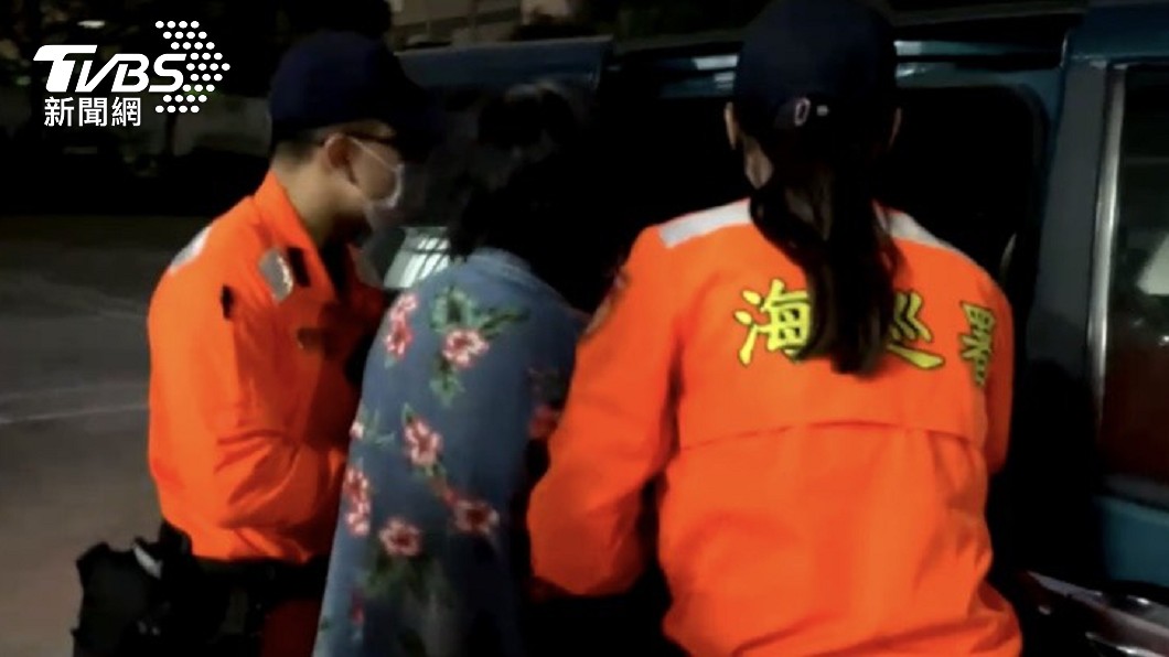 婦人多次向海巡人員求情。(圖/TVBS)