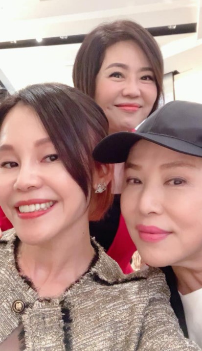 于美人貼出與好友彭佳慧、葉璦菱合照慶祝婦女節。(圖/翻攝自于美人臉書)