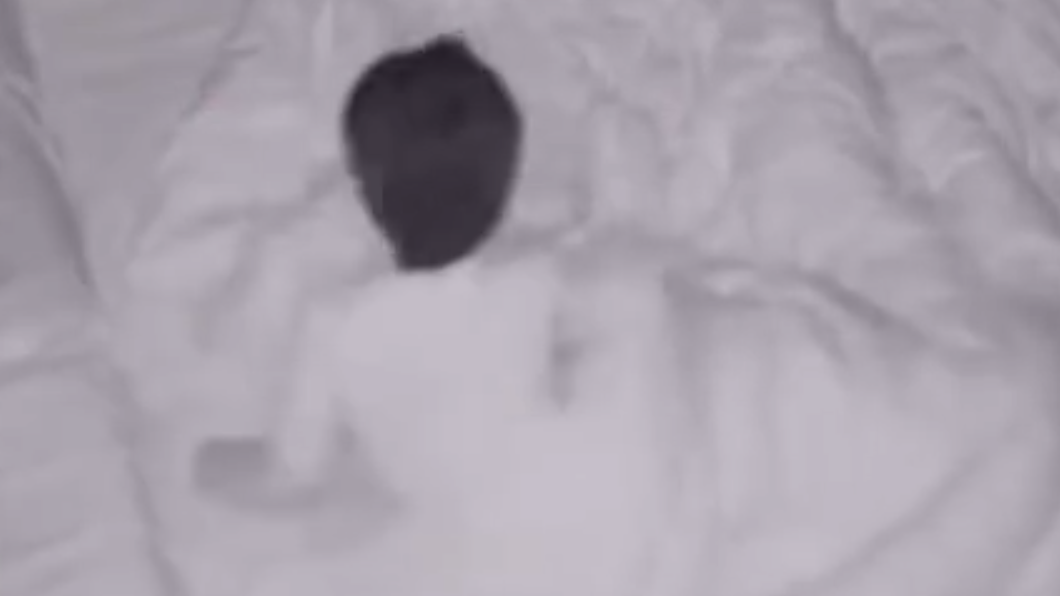 5歲童半夜哭喊「有沒有人摟我睡覺」。(圖/翻攝自微博)
