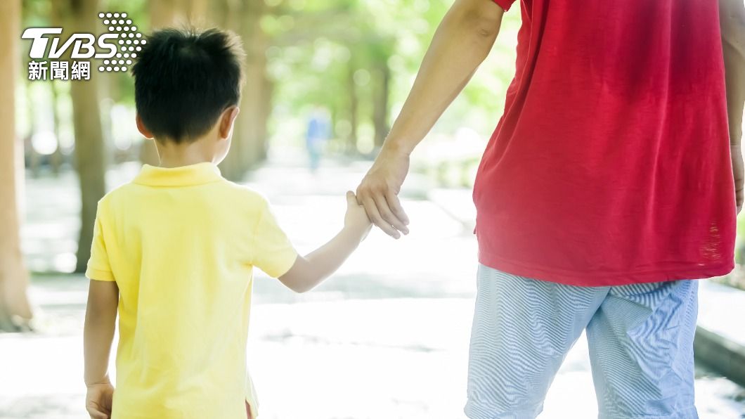 5歲兒哭喚「有人摟我睡嗎?」 陸單親爸淚崩:不該這樣