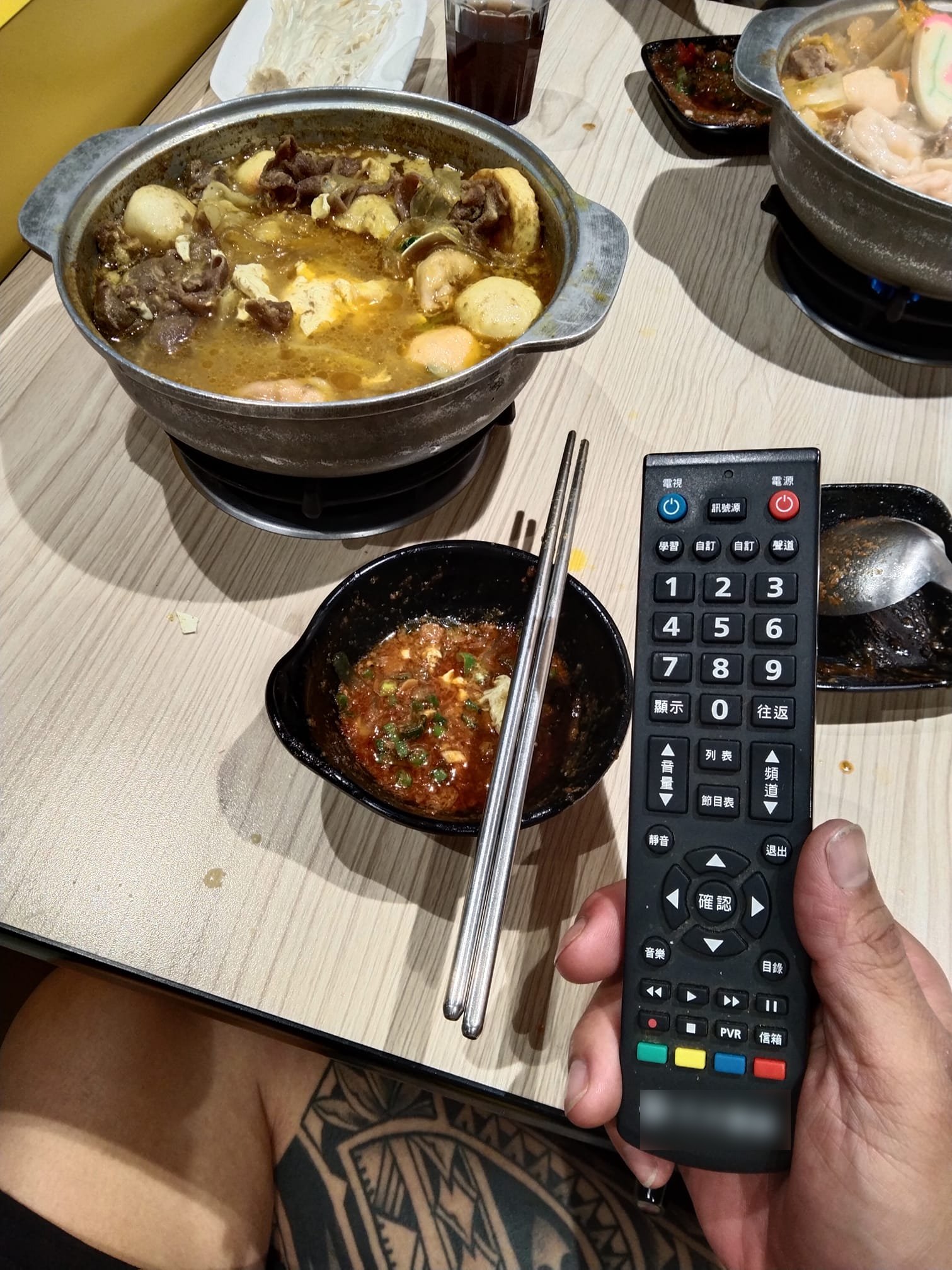 原PO誤拿電視遙控器。(圖/翻攝自爆廢公社二館)