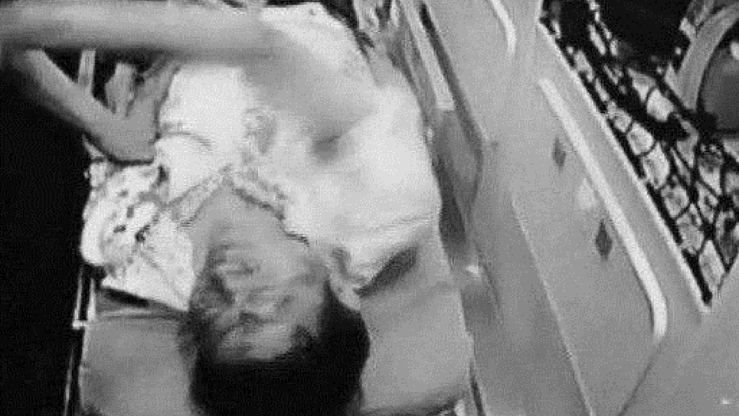 偷窺男被空姐一腳踹下樓,當場頭破血流送醫治療。(圖/翻攝自網易新聞)