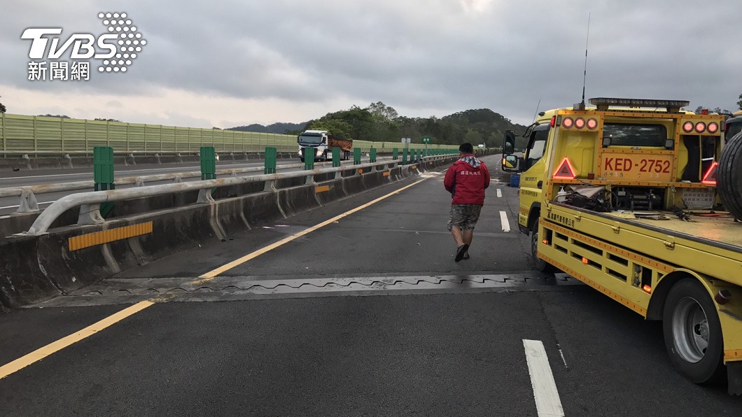 該路段目前已開放一線道通車。(圖/TVBS)