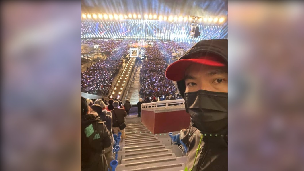 陳布朗在去年跨年夜看五月天演唱會，同行者就是鍾沛君。（圖／翻攝自陳布朗臉書）