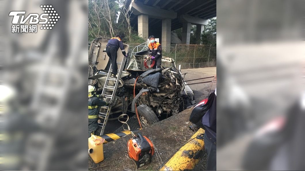 國3北上新竹段拖板車翻覆高架橋 2人受傷送醫