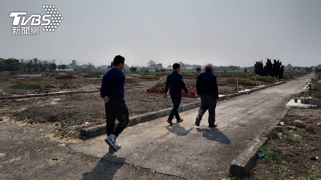 在公墓踩到骨骸,讓曹嘉豪打趣地說,「晚上有人找我聊天,就知道是人骨了」。(圖/彰化縣議員曹嘉豪授權提供)