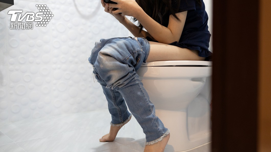 婦人在上廁所期間掉出子宮肌瘤。(示意圖/shutterstock達志影像)