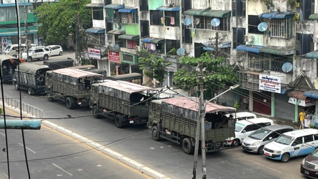 緬甸軍隊下令警方直接朝示威者開槍。（圖／翻攝自Ngwe_Kyalsin推特）