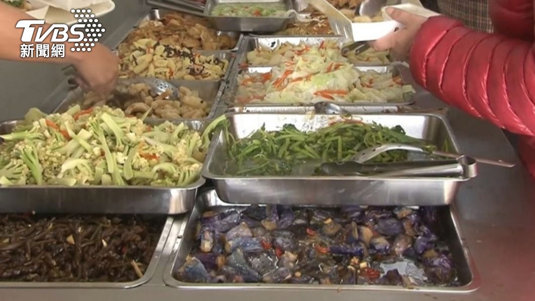 許多學生會選擇價格實惠的自助餐當作晚餐。(示意圖/TVBS資料畫面)