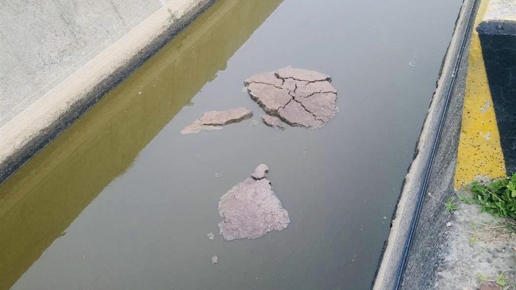 高雄橋頭某牧場未依規定未依規定處理牛糞。（圖／翻攝自高雄市環保局）