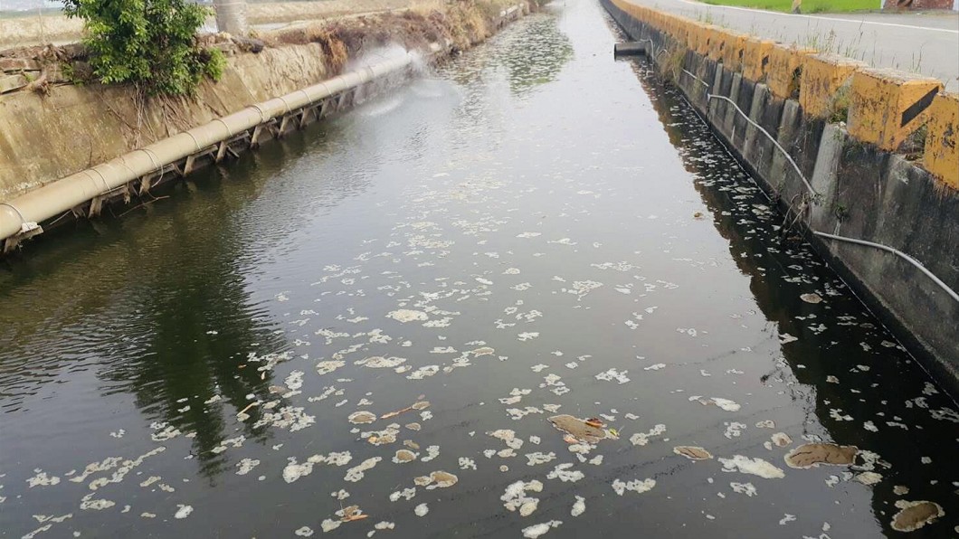 水溝內漂滿大便。(圖/翻攝自高雄市環保局)