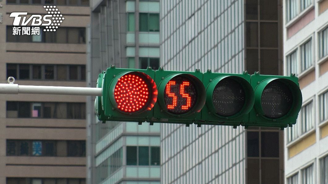 誤以為酒駕飆給警察追 心虛男闖紅燈收12張罰單