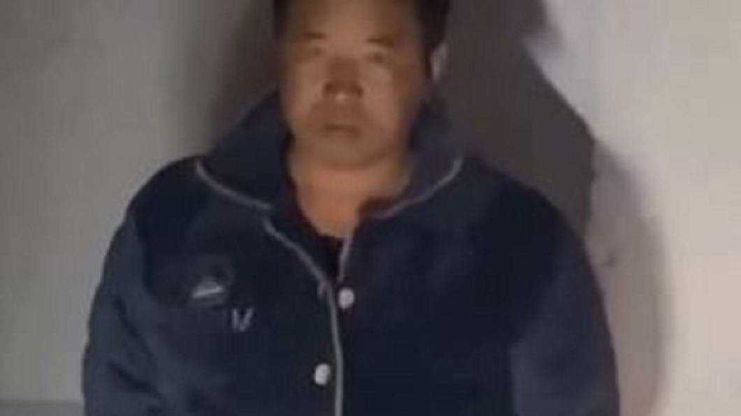 父親的「死亡凝視」讓女子嚇得皮皮挫不敢下車。(圖/翻攝自微博)