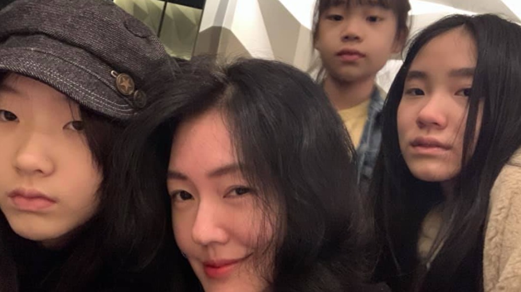 小S與三個女兒自拍照。(圖/翻攝自小S臉書)