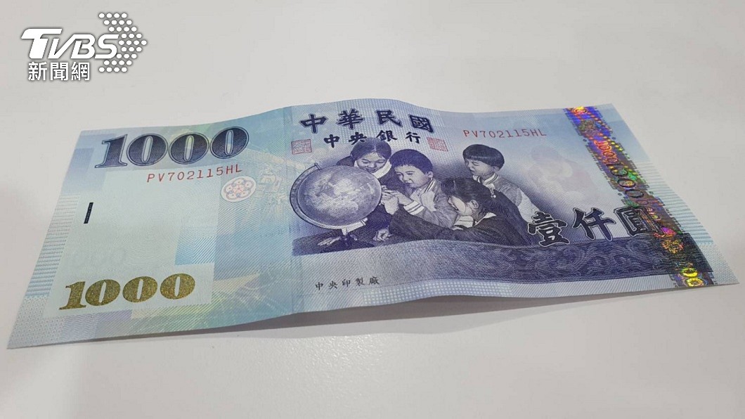 以前的錢比較大?千元鈔今昔對比 男嘆:現在只能撐2天
