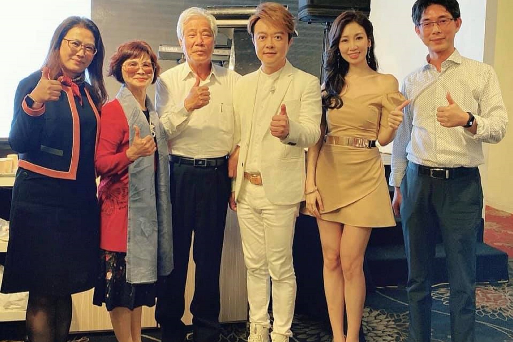 向蕙玲(圖右2)曬出春酒宴合照,驚見翁立友(圖右3)暴瘦現身。(圖/翻攝自向蕙玲臉書)