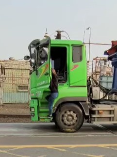 女子熟練地從大卡車走下。(圖/翻攝自臉書爆廢1公社)