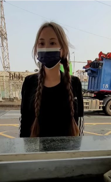 隔著口罩還是看得出女子外型清秀。(圖/翻攝自臉書爆廢1公社)
