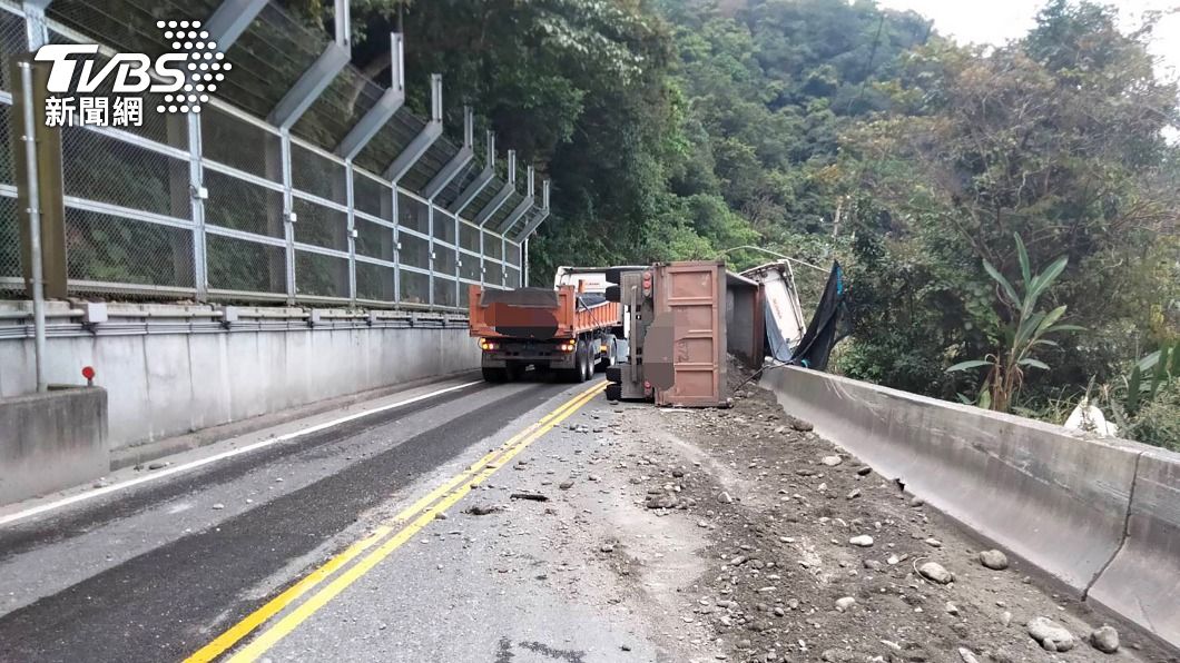 蘇花公路東澳段砂石車翻覆 最快下午5時恢復交通