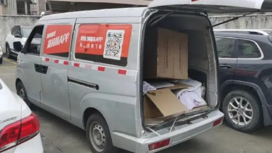 鄧姓司機立刻報警處理。(圖/翻攝自北京青年報)
