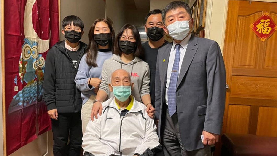 染疫的護理師一家康復出院。（圖／翻攝自王必勝Facebook）